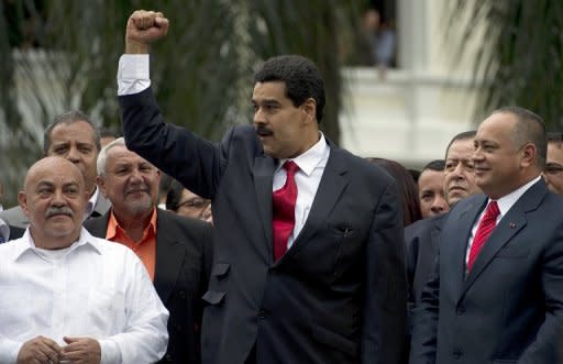 Se declaran siete días de Duelo Nacional, entre el 5 y el 11 de marzo de 2013, por el lamentable y penoso fallecimiento e irreparable pérdida del héroe de la patria Hugo Rafael Chávez Frías", reza el texto estampado con la firma de Maduro. (AFP | Juan Barreto)