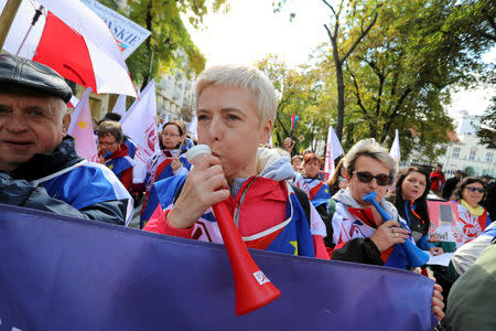 People take part in an anti-government demonstration of public-sector trade unions demanding higher wages in Warsaw, Poland September 22, 2018. Agencja Gazeta/Slawomir Kaminski via REUTERS