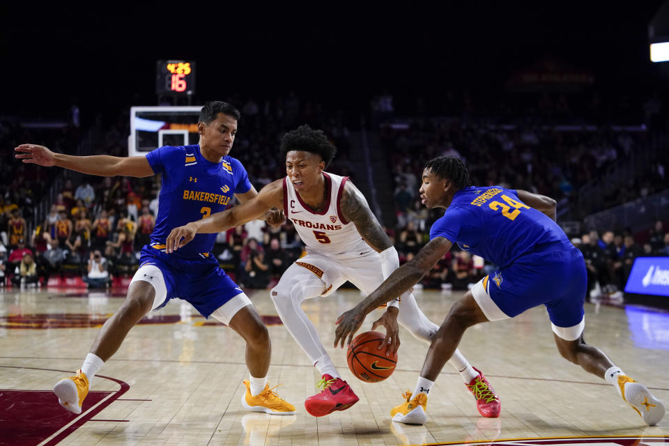 Southern California guard Boogie Ellis, center, dribbles against Cal State Bakersfield guards Dalph Panopio, left, and Corey Stephenson during the second half of an NCAA college basketball game, Thursday, Nov. 9, 2023, in Los Angeles. (AP Photo/Ryan Sun)