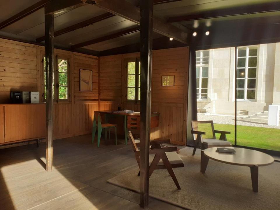 Interior de la casa de madera de Jean Prouvé, 1944. Su gran funcionalidad, adaptación y fácil ubicación quedaron demostradas en la manera en que fue presentada durante el evento.