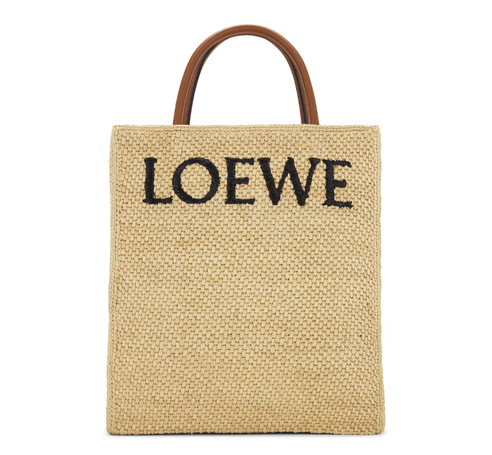 LOEWE手袋7折快閃搶！夏季話題草編Tote折後$8,7XX、Goya枕頭手袋低至$14,8XX｜Yahoo購物節