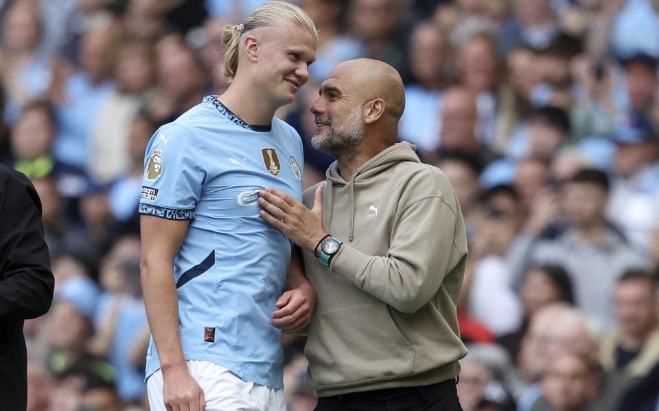 Erling Haaland et Pep Guardiola après son remplacement lors du match de Premier League entre Manchester City et Ipswich Town/Erling Haaland surpasse Lionel Messi et Cristiano Ronaldo – mais se fait encore réprimander par Pep Guardiola