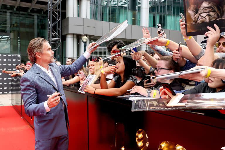 Ethan Hawke se entretuvo firmando autógrafos a la gente que se acercó a verlo