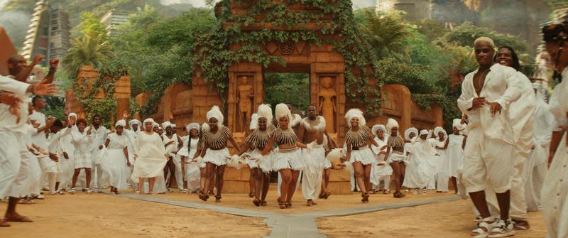 如同現實一般，《黑豹2：瓦干達萬歲》片中的人民，以儀式送別了他們的國王帝查拉。（漫威提供）
