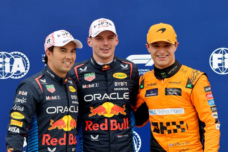 Max Verstappen de Red Bull celebra después de clasificarse en la pole junto con Sergio Pérez de Red Bull, segundo clasificado, y Lando Norris, de McLaren, tercero. Gran Premio de Japón de Fórmula 1, Circuito Suzuka, en Suzuka, Japón