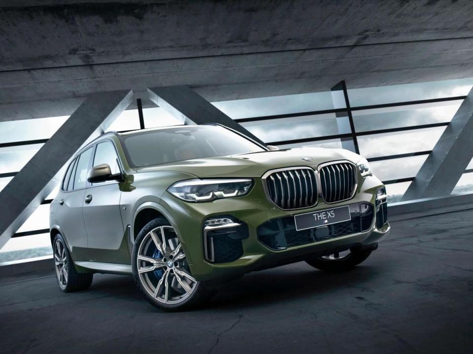 全新BMW X5 M50i Individual Edition外觀搭配Urban Green 特殊車色，以王者風範睥睨天下。