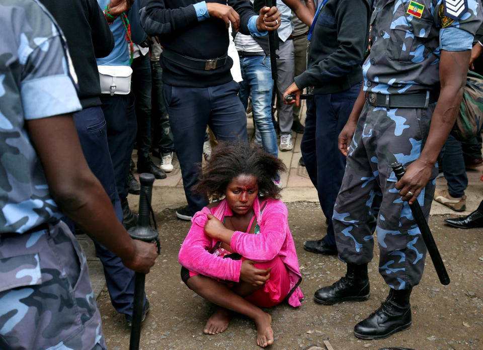 <p>Los policías etíopes detienen a una mujer sospechosa de llevar explosivos en Adís Abeba, Etiopía. La fotógrafa relata que se vivía un ambiente festivo debido a la vuelta de un activista al país cuando de repente todo se tornó en enfado porque una mujer se negaba a ser registrada. La golpearon y la entregaron a los agentes, que se hicieron cargo de ella.<br><br>Foto: REUTERS/Tiksa Negeri </p>