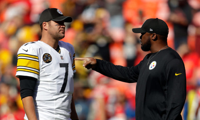 Mike Tomlin talks to Ben Roethlisberger.