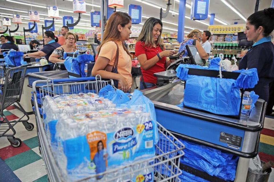 Ana de la Rosa (a la derecha) junto a su hija Katherine de la Rosa abasteciéndose de agua en Presidente Supermarket de la Calle Ocho, en La Pequeña Habana, el lunes 4 de septiembre de 2017, preparándose para la posibilidad de que el huracán Irma llegue a las costas del sur de la Florida a finales de semana. El huracán Irma se convirtió en una tormenta de categoría cuatro el lunes por la noche.