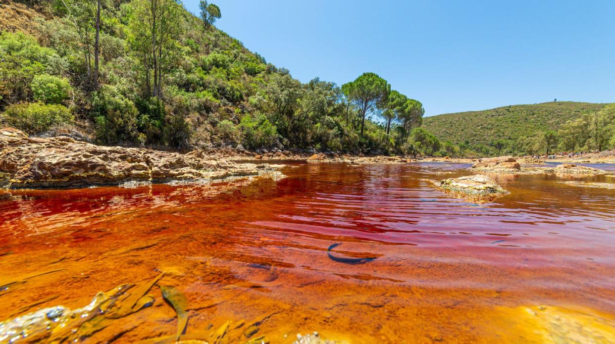 Aguas rojizas del río Tinto. <a href="https://www.shutterstock.com/es/image-photo/this-mine-located-riotinto-huelva-spain-1450763354" rel="nofollow noopener" target="_blank" data-ylk="slk:Luis becerra / Shutterstock;elm:context_link;itc:0;sec:content-canvas" class="link ">Luis becerra / Shutterstock</a>