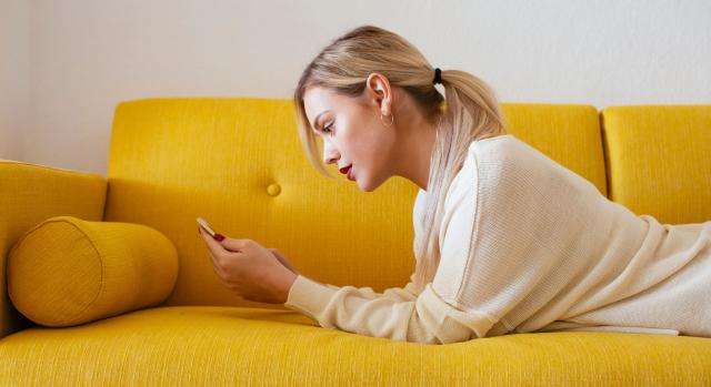 Man discovers wife is exchanging sexy texts with boss