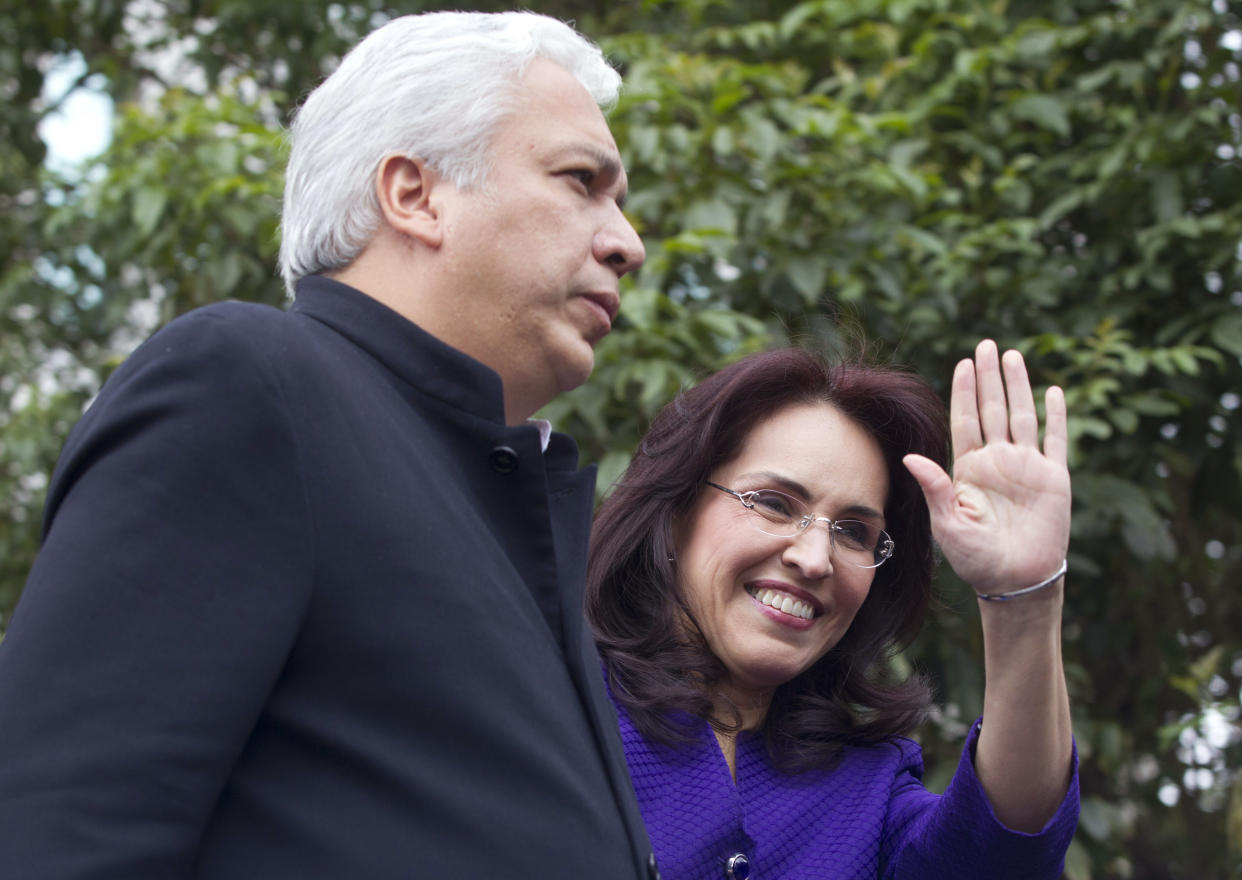 Viviane Morales junto a su esposo, el excongresista Carlos Alberto Lucio, durante una rueda de prensa en 2012 en la que anunció su renuncia al cargo de fiscal general, en Bogotá (Foto AP/Fernando Vergara).