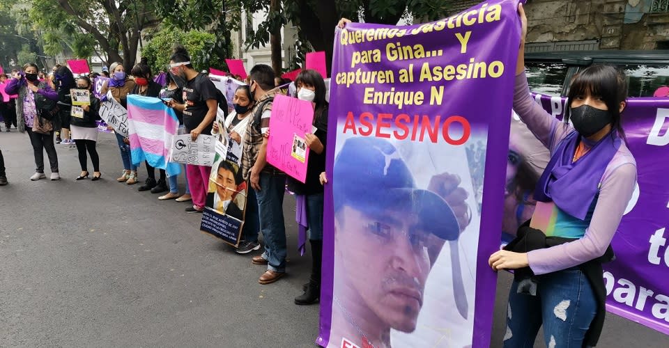 Familiares de mujeres víctimas de feminicidio protestando