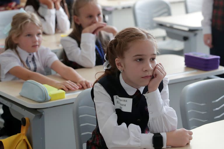 YEKATERINBURG, RUSSIA - SEPTEMBER 1, 2020: School students attend a homeroom period at School 215 Sozvezdiye on Knowledge Day. Donat SOorkin/TASS (Photo by Donat Sorokin\TASS via Getty Images)