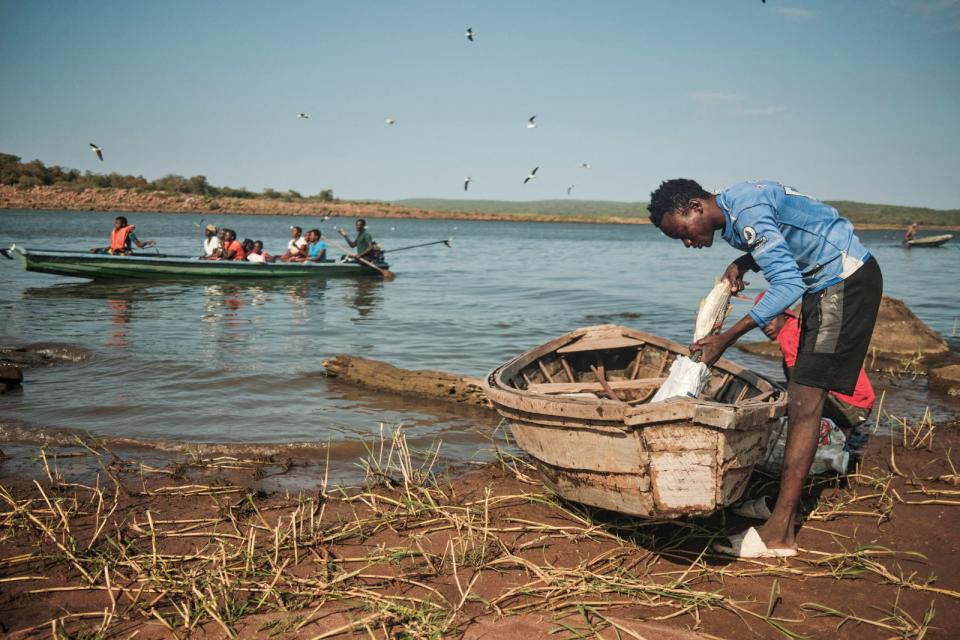 2024年3月22日，辛巴威西北部的賓加村（Binga），漁民在尚比西河（Zambezi River）河畔整理漁獲。漁民們表示，乾旱對水位造成的影響也衝擊著他們的生計。路透社