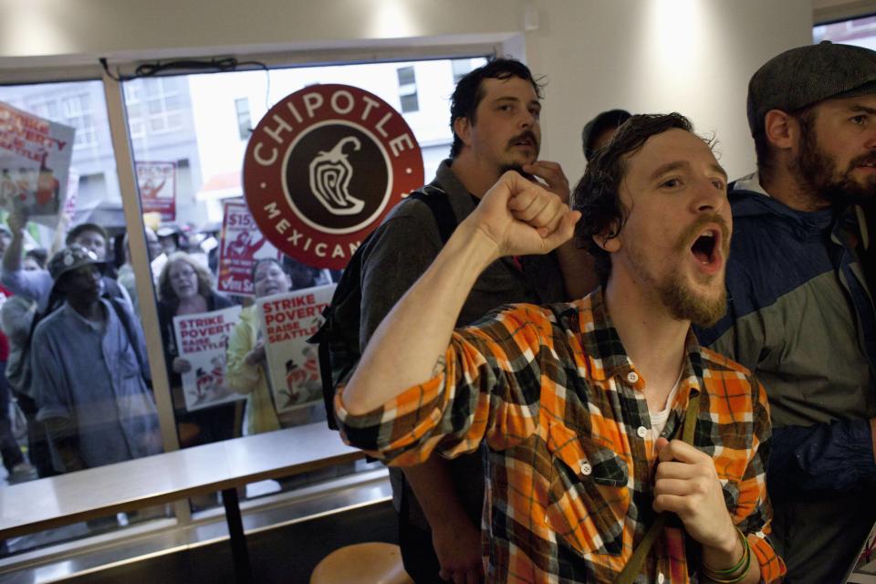 Stephen Baldwin shouts inside Chipotle Mexican Grill during a strike aimed at the fast-food industry and the minimum wage in Seattle, Washington August 29, 2013. Fast-food workers went on strike and protested outside restaurants in 60 U.S. cities on Thursday, in the largest protest of an almost year-long campaign to raise service sector wages. REUTERS/David Ryder (UNITED STATES - Tags: CIVIL UNREST BUSINESS EMPLOYMENT FOOD)