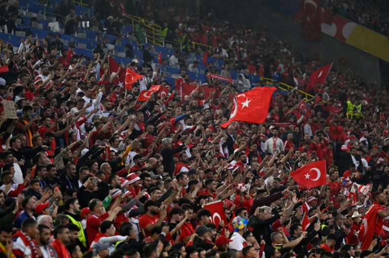 A Dortmund, la Turquie a quasiment joué à domicile, devant une marée rouge de supporters mardi 18 juin contre la Géorgie dans le groupe F de l'Euro. (INA FASSBENDER)