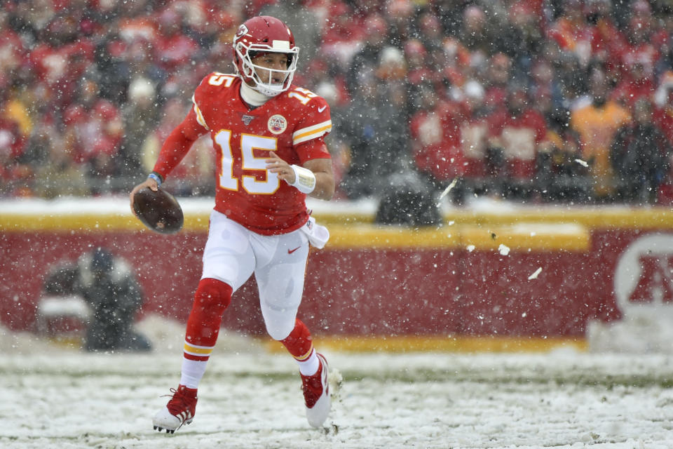 El quarterback Patrick Mahomes (15), de los Chiefs de Kansas City, corre con el balón en el partido ante los Broncos de Denver, el domingo 15 de diciembre de 2019, en Kansas City, Missouri. (AP Foto/Ed Zurga)