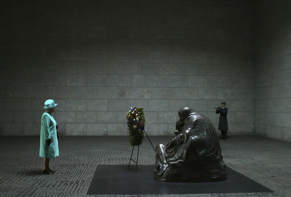 Britain's Queen Elizabeth II during a wreath laying ceremony at the central German memorial for the victims of war and tyranny 'Neue Wache' in Berlin, Nov. 2, 2004. (AP Photo/Markus Schreiber)