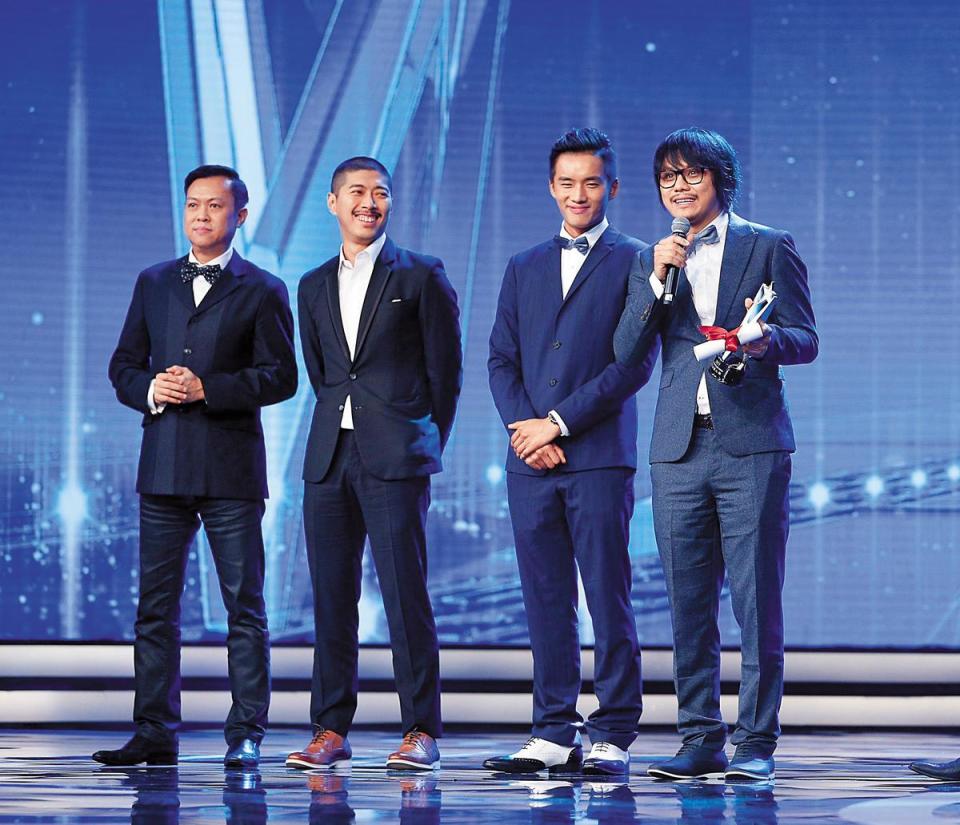 《分貝人生》在今年上海電影節亞洲新人獎成大贏家，陳勝吉（右起）領取最佳影片獎、男主角陳澤耀獲最佳男演員、陳克勤獲最佳攝影獎。左一為製片李治成。（摩爾娛樂提供）