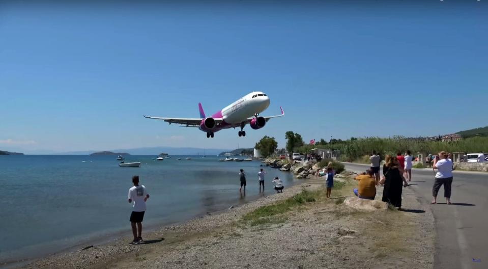 Wizz Air plane low landing at Skiathos: people at the beach