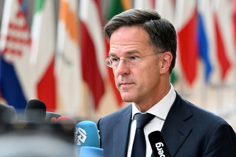 El primer ministro de Países Bajos, Mark Rutte, responde a los periodistas en una cumbre informal de líderes de la Unión Europea, en Bruselas, el 17 de junio de 2024 (Nick Gammon)