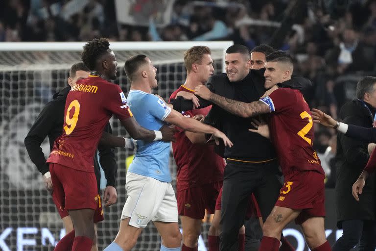 Gianluca Mancini, de Roma, ante Sergej Milinkovic-Savic, de Lazio; el clásico tuvo mucho roce y poco fútbol