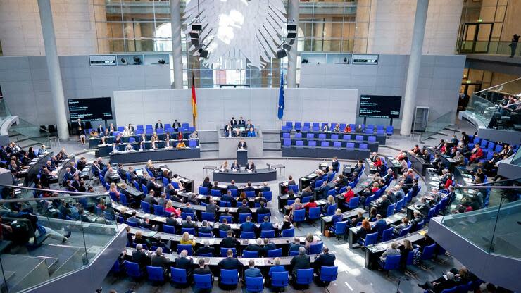 Das Coronavirus beschäftigt auch die Parteien im Parlament. Foto: dpa