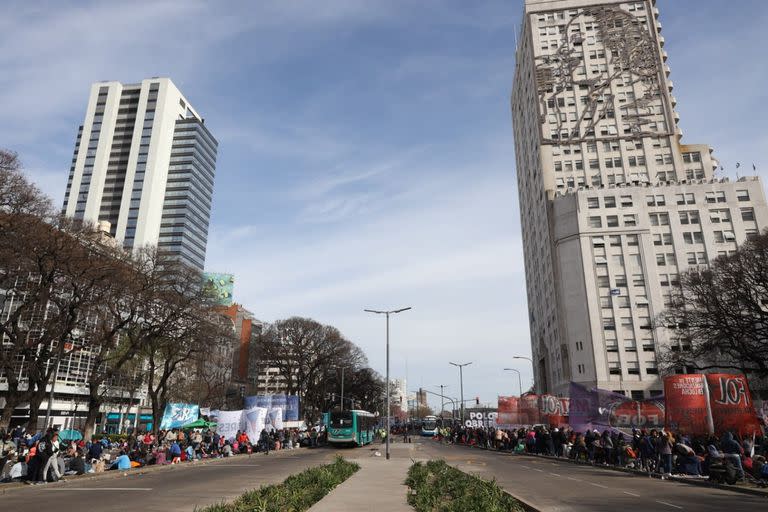 Continúa el acampe de organizaciones sociales frente al Ministerio de Desarrollo Social