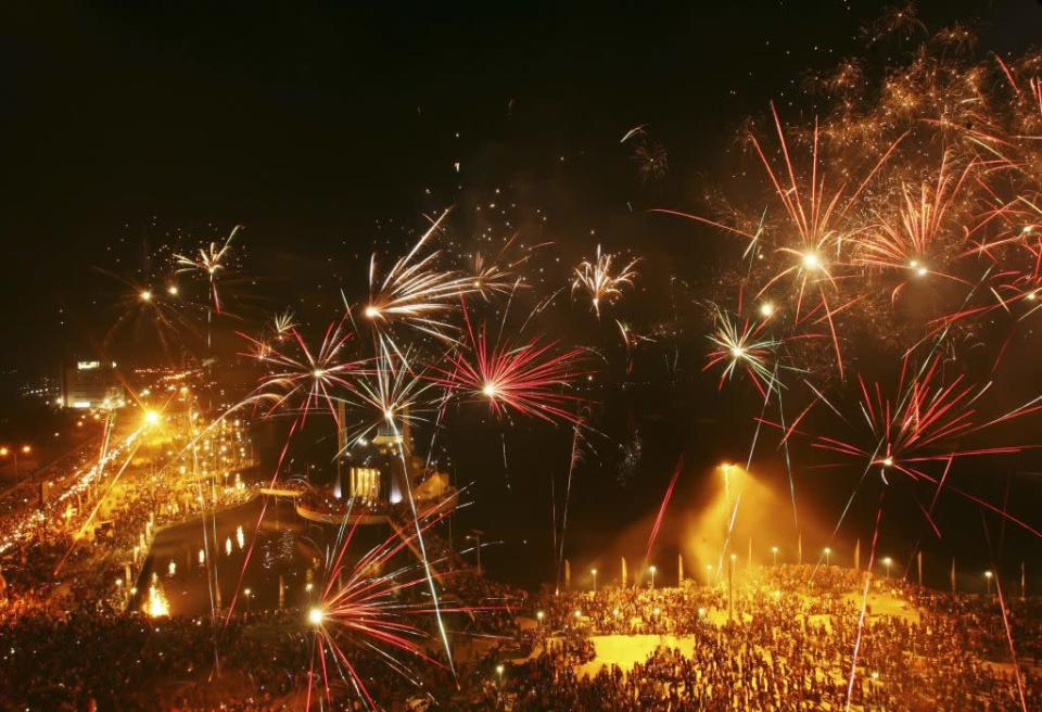 Fireworks explode above a floating mosque during New Year's Eve celebrations at Losari beach in Makassar, Indonesia's South Sulawesi province December 31, 2012.