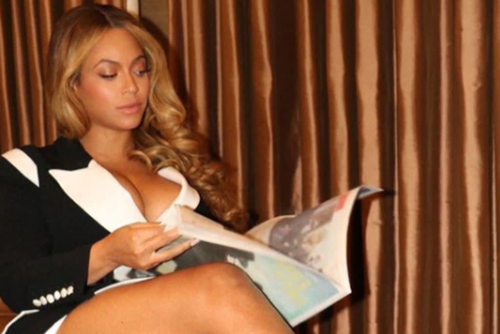 Beyonce reads ES  (Beyonce)
