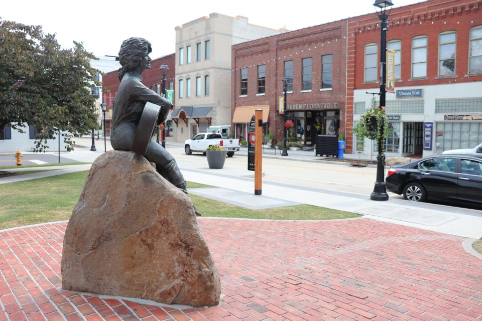 A statue of Dolly Parton in her hometown of Sevierville, Tennessee.