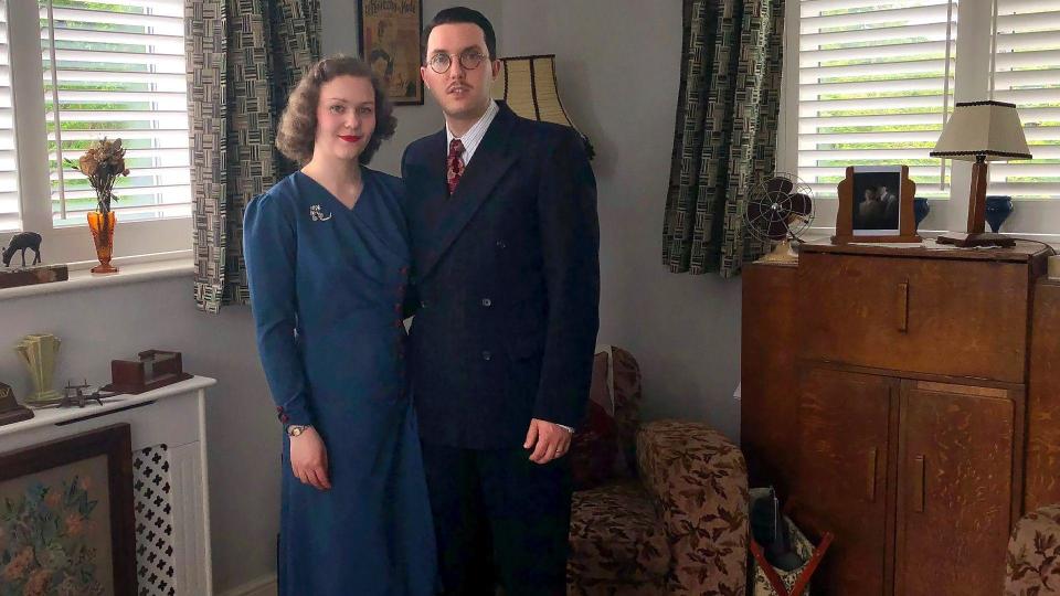 Liberty Avery y Greg Kirby se vistieron con ropa de los años 40 en su salón de estilo vintage.