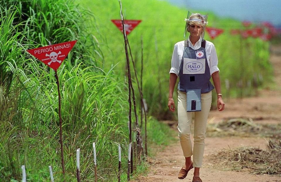 Diana con equipamiento protector y una pantalla facial en su visita a un campo de minas que estaba siendo desactivado en Huambo