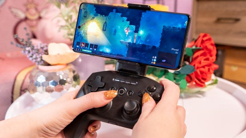 Playing Dead Cells on the OnePlus 12 in the SteelSeries Stratus+. - Photo: Florence Ion / Gizmodo