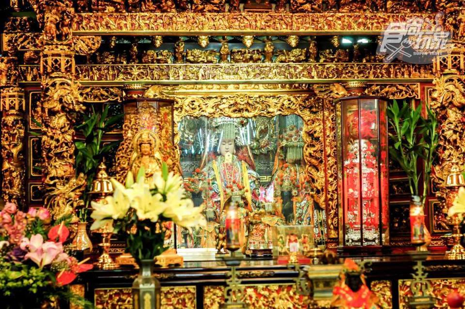 慈惠宮主殿供俸媽祖，是板橋當地的信仰中心，當初是從福建奉請天上聖母來台。
