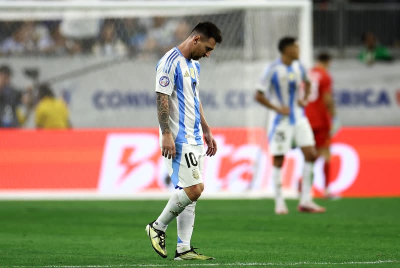 Foto del jueves del capitán de Argentina Lionel Messi reaccionando tras el empate de Ecuador