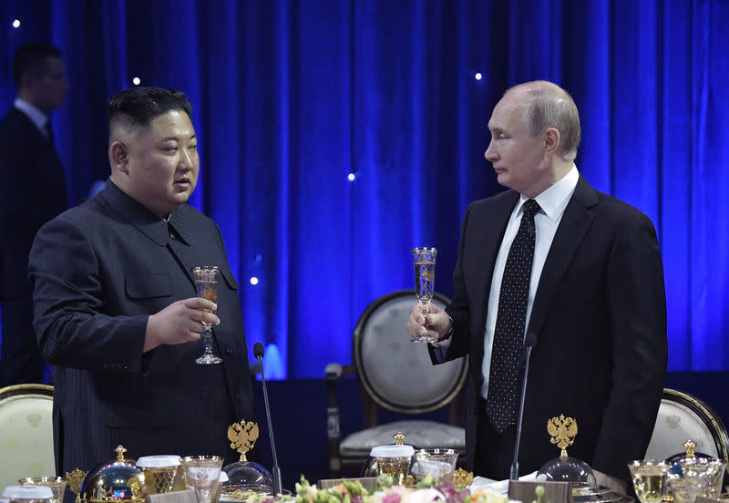 Kim Jong-un et Vladimir Poutine, qui se voyaient jeudi pour la première fois, ont discuté pendant plusieurs heures de la dénucléarisation de la Corée du Nord, de la politique américaine et des sanctions, le président russe estimant que le régime de Pyongyang avait besoin de garanties internationales en matière de sécurité. /Photo prise le 25 avril 2019/REUTERS/Alexei Nikolsky