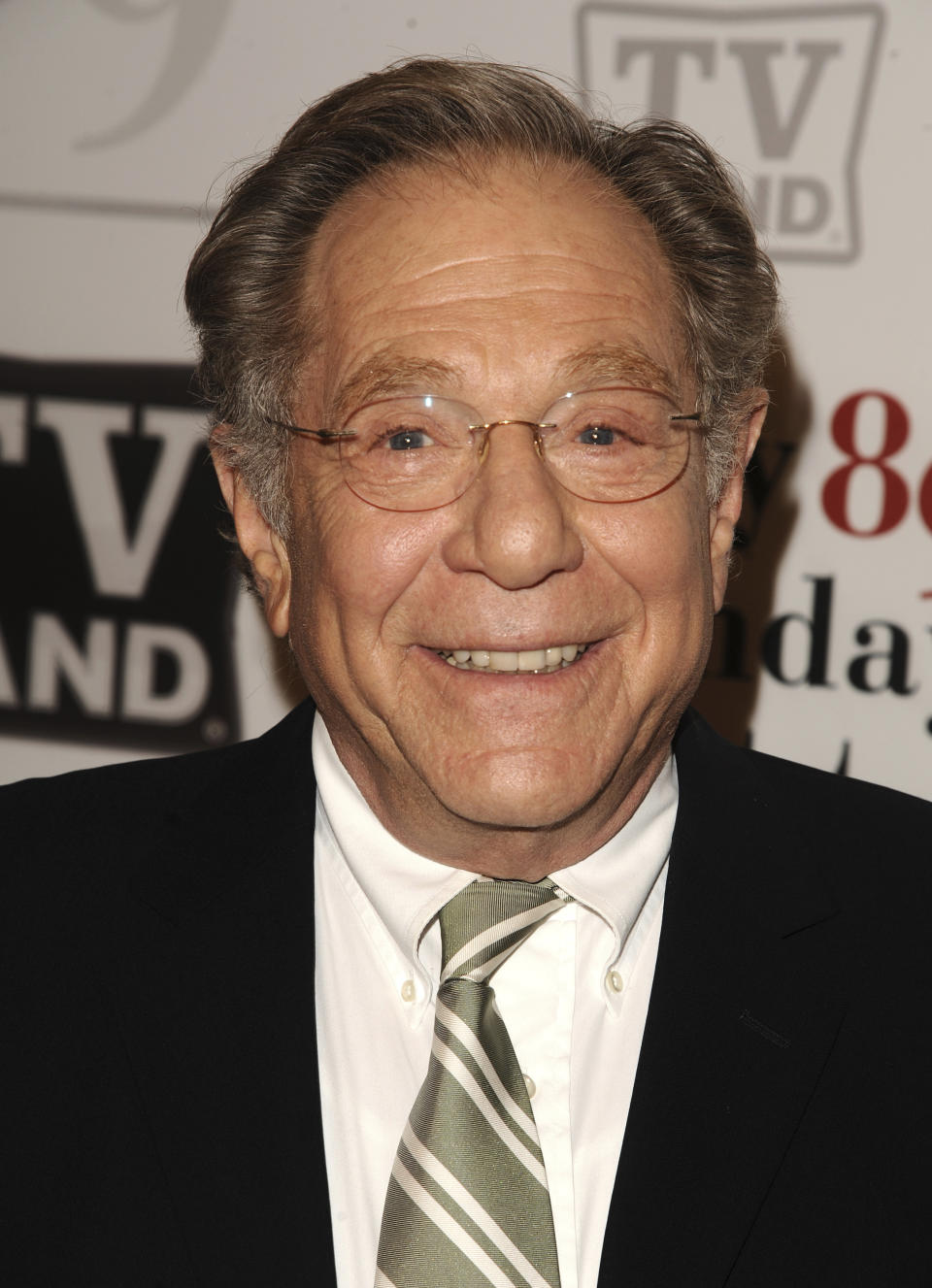 ARCHIVO - George Segal asiste a la celebración de TV Land del cumpleaños 89 de Betty White en Nueva York el 18 de enero de 2011. Segal, actor nominado a un Oscar por "Who's Afraid of Virginia Woolf?" y coprotagonista de la serie de comedia "The Goldbergs", murió el martes 23 de marzo de 2021. Tenía 87 años. (AP Foto/Peter Kramer, Archivo)