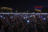 <p>In der Südkaukasusrepublik Armenien verlor der Oppositionspolitiker Nikol Paschinjan die Wahl zum Ministerpräsidenten. Nur 45 Abgeordnete stimmten nach einer neunstündigen Debatte für ihn. Er hätte jedoch mindestens 53 der 105 Stimmen benötigt. Anhänger der Opposition versammelten sich daraufhin zu einer Kundgebung auf dem Platz der Republik in der Hauptstadt Jerewan. (Bild: AP Photo/Thanassis Stavrakis) </p>