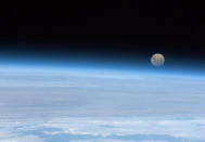 Tonight's finale: Full Moon rising. So near, and yet... <a href="https://twitter.com/Cmdr_Hadfield/" rel="nofollow noopener" target="_blank" data-ylk="slk:(Photo by Chris Hadfield/Twitter);elm:context_link;itc:0;sec:content-canvas" class="link ">(Photo by Chris Hadfield/Twitter)</a>