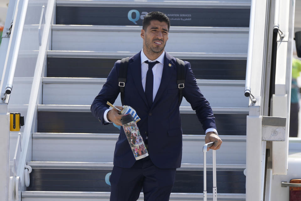 Luis Suárez llega con sus compañeros al aeropuerto internacional Hamad en Doha, Qatar, el sábado 19 de noviembre de 2022 para disputar la Copa del Mundo. Uruguay jugará su primer partido contra Corea del Sur el 24 de noviembre. (AP Foto/Hassan Ammar)