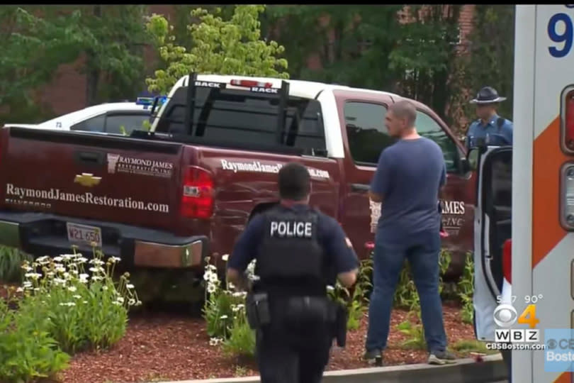 女偷車開去得來速點雞塊，警方循線逮捕。（圖／翻攝自CBS Boston）