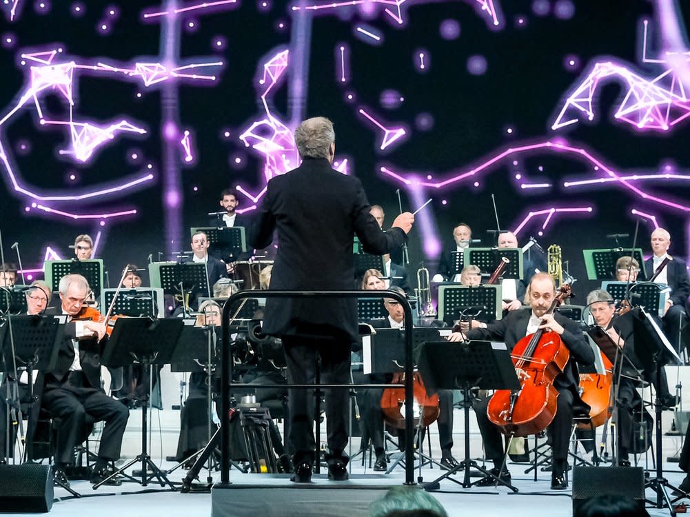 Das Beethoven Orchester Bonn spielt beim ersten Telekom Street Gig Klassik in der Elbphilharmonie unter der Leitung von Dirk Kaftan. (Bild: Deutsche Telekom)