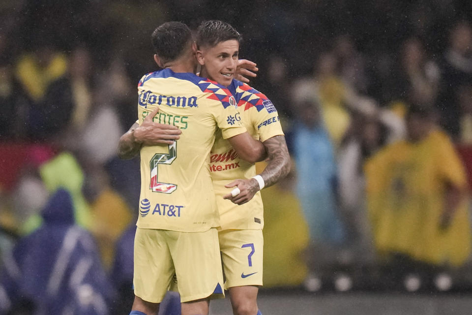 Brian Rodríguez (derecha) es felicitado por Luis Fuentes, su compañero del América, tras anotar ante Chivas el sábado 16 de septiembre de 2023 (AP foto/Eduardo Verdugo)