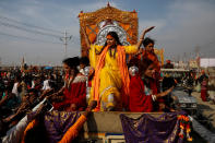 <p>Los miembros de la congregación dan bendiciones a los devotos durante el Kumbh Mela.<br><br>Foto: REUTERS/Danish Siddiqui </p>