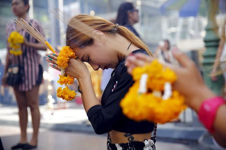 People pray at Erawan Shrine, the site of the recent bomb blast, in Bangkok August 30, 2015. REUTERS/Jorge Silva