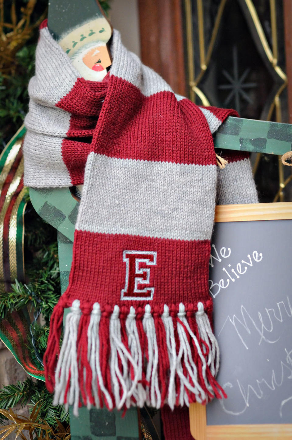 Forget the college bookstore -- you won't even need to leave home to make <a href="http://www.huffingtonpost.com/2012/12/17/homemade-gift-ideas-collegiate-scarf_n_2315311.html">this spirited gift</a>.