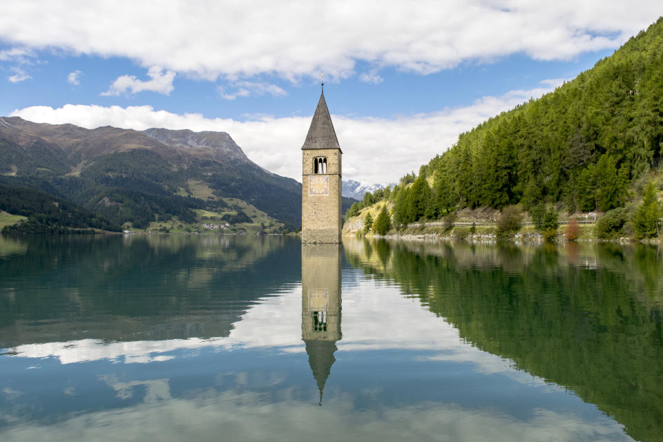 Der Kirchturm von Graun ist ein beliebtes Fotomotiv - und Ursprung düsterer Legenden. (Foto: Getty Images)