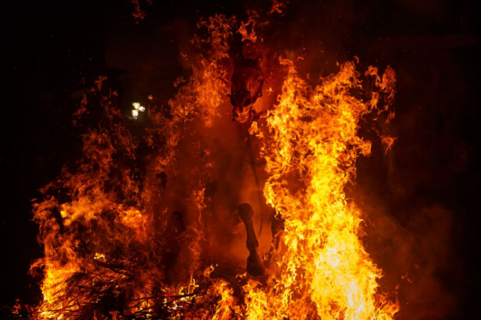 <p>In San Bartolomé de Pinares, westlich von Madrid, reitet ein Mann durch ein Lagerfeuer. Das Ritual soll den heiligen Antonius, den Schutzpatron der Haustiere, ehren. Am Abend des Festtags reiten Hunderte bei Laternenumzügen durch die engen Kopfsteinpflasterstraßen des Ortes - ein Brauch, der für den Schutz der Haustiere im kommenden Jahr sorgen soll. (Bild: Daniel Ochoa de Olza/AP) </p>